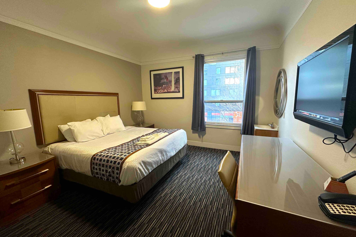 Queen room