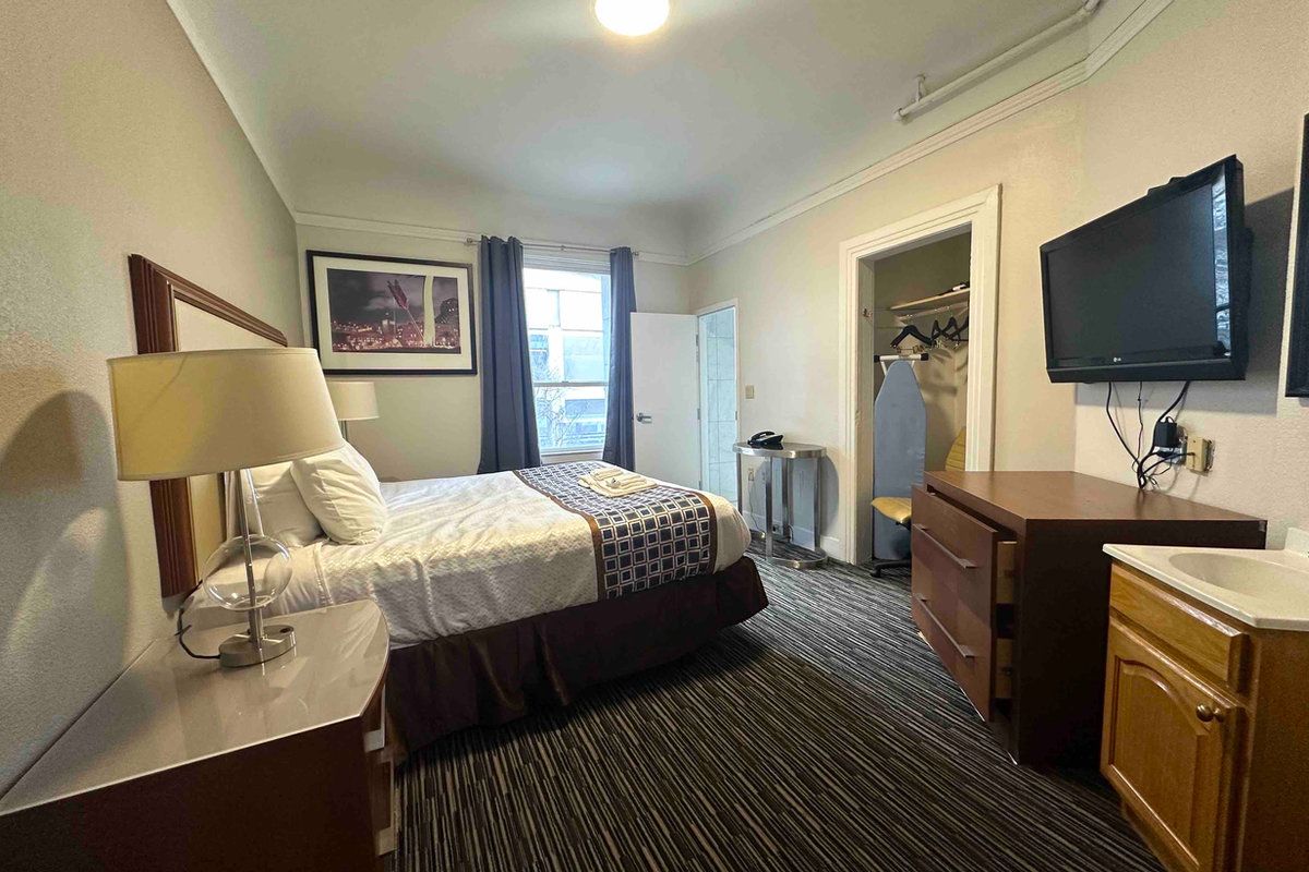 Corner suite room
