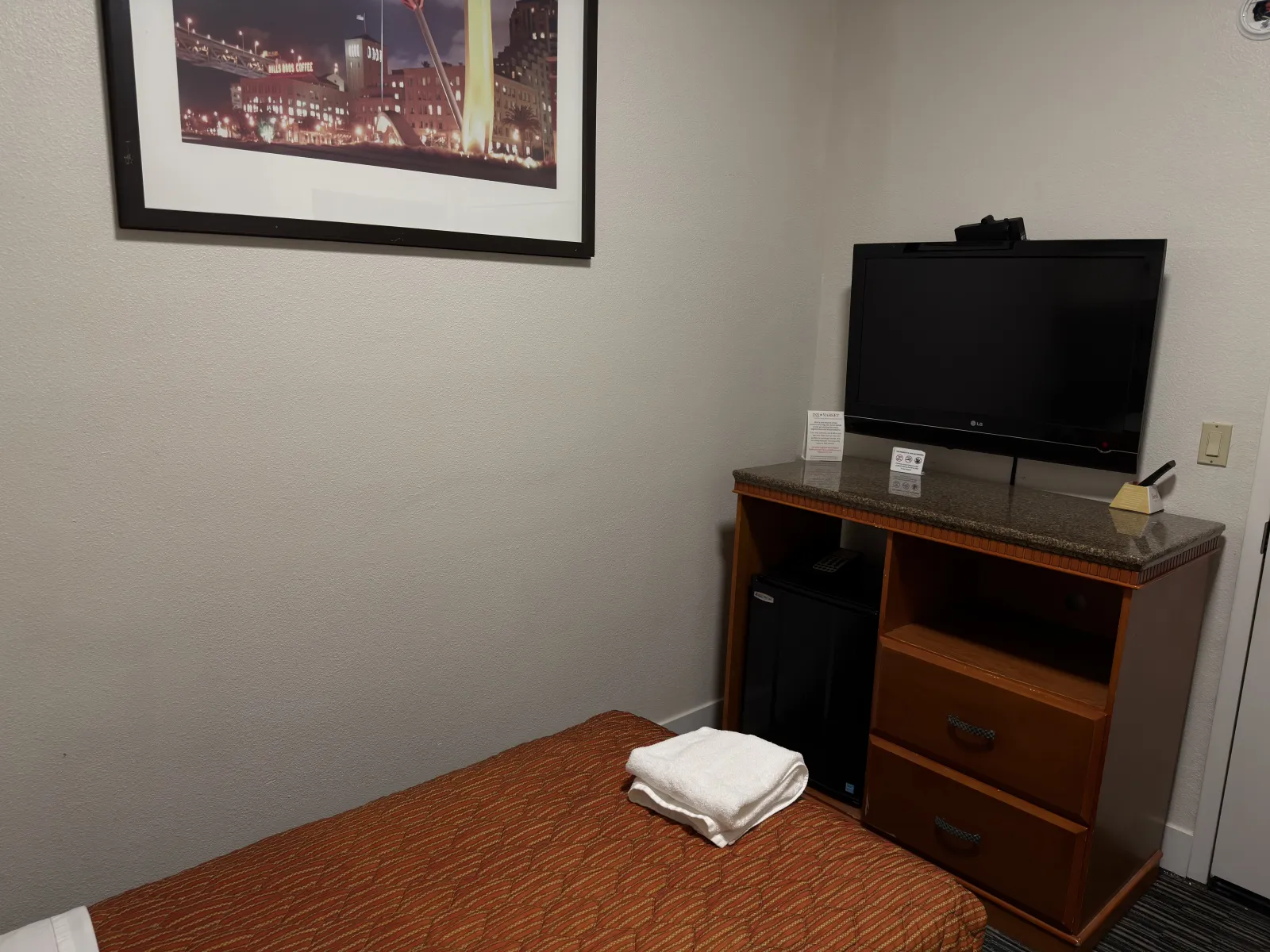 Standard room with TV and workspace