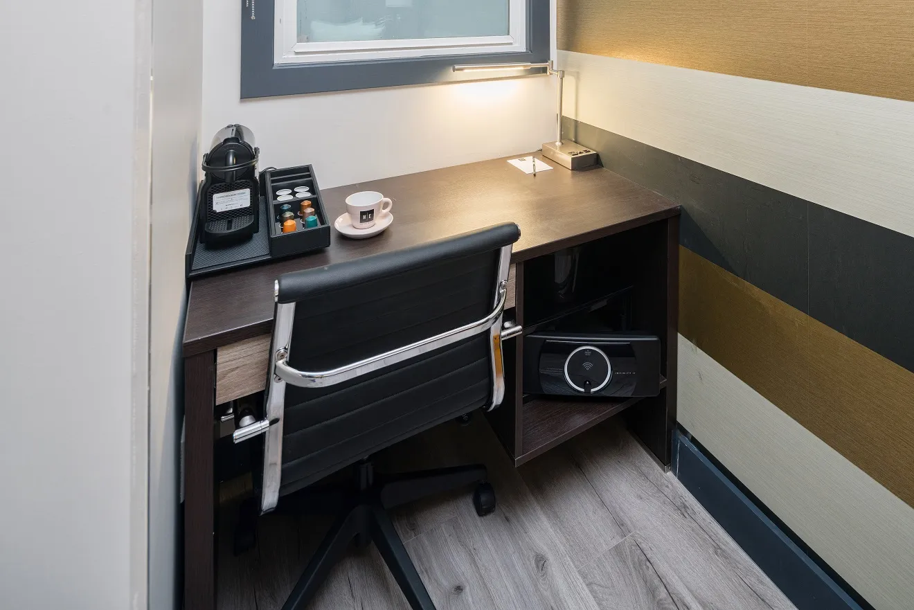 Queen room workspace