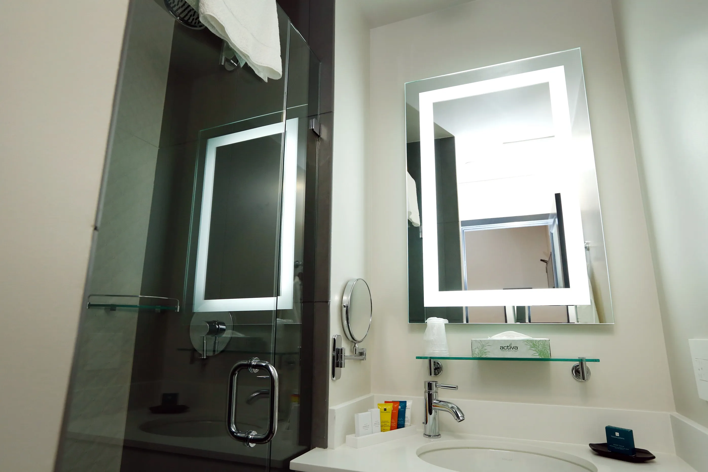 Queen room bath
